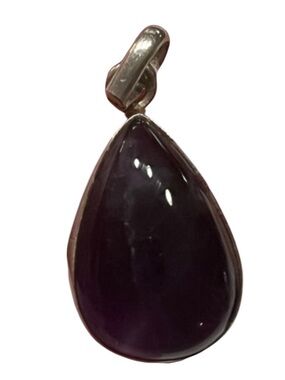 Sterling Silver teardrop pendant
Bold purple stone
Stamped 925